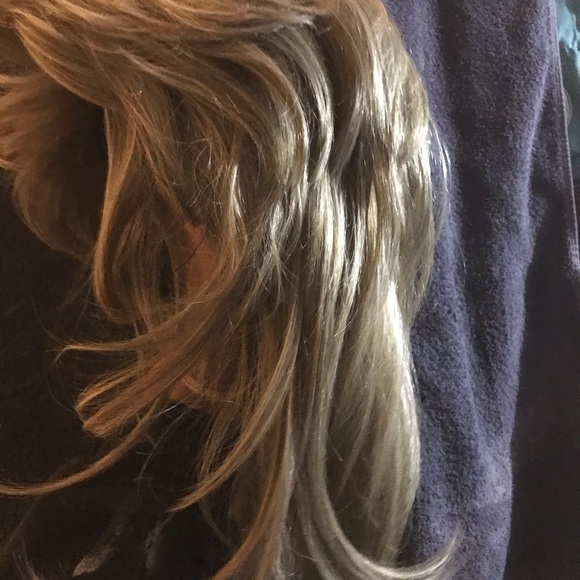 NEVER WORN. High quality, Blonde, synthetic wig - Picture 12 of 12